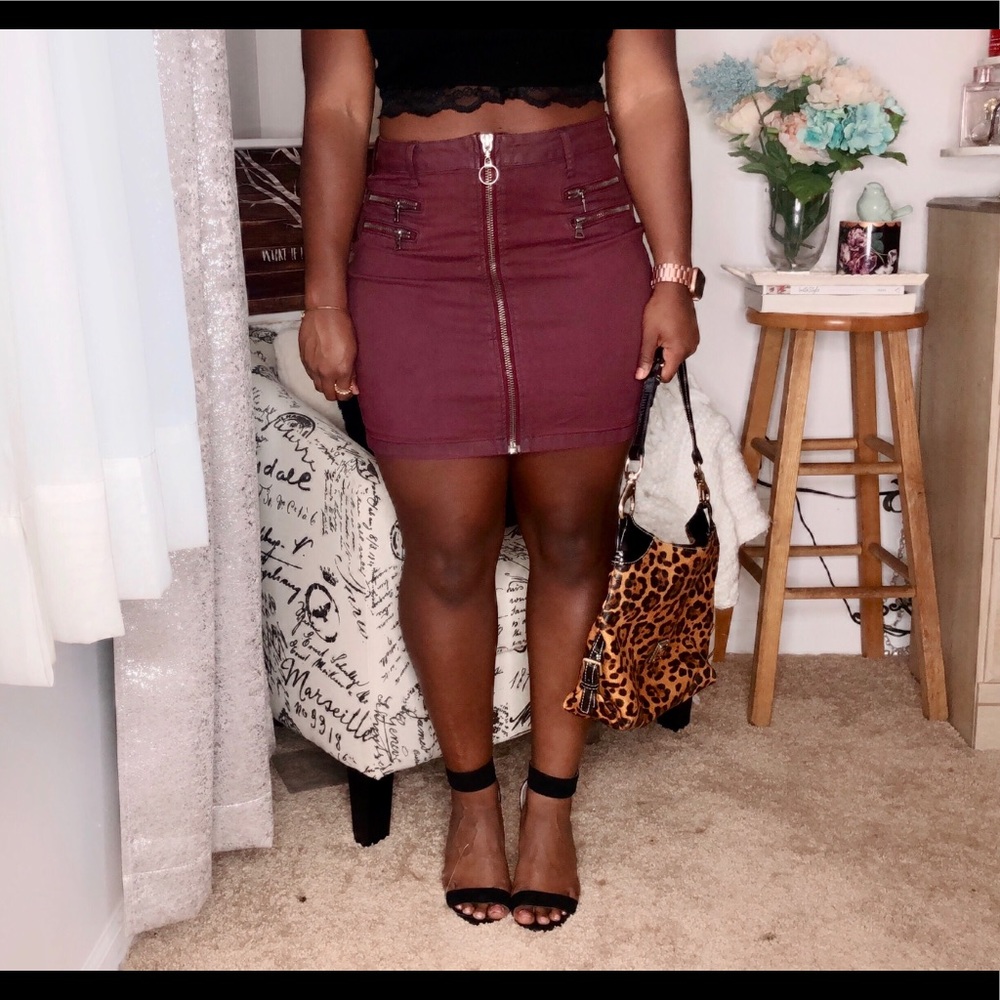 AKIRA Burgundy Zipped Skirt Size (M)